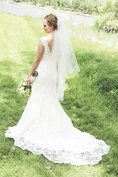 YEAR-End Sale David's Bridal All Over Lace Beaded Trumpet Gown T9612