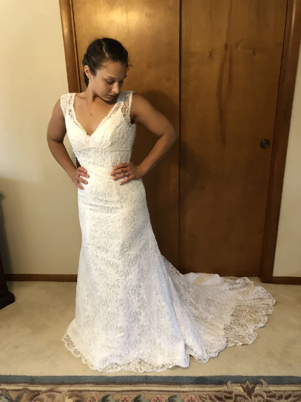 Daily Specials David's Bridal Beautiful Fit and Flare/Trumpet