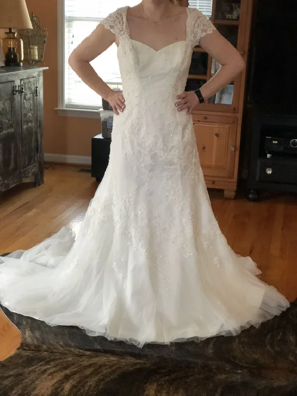 Unmissable Offer David's Bridal Capped sleeve slim with keyhole #10030426