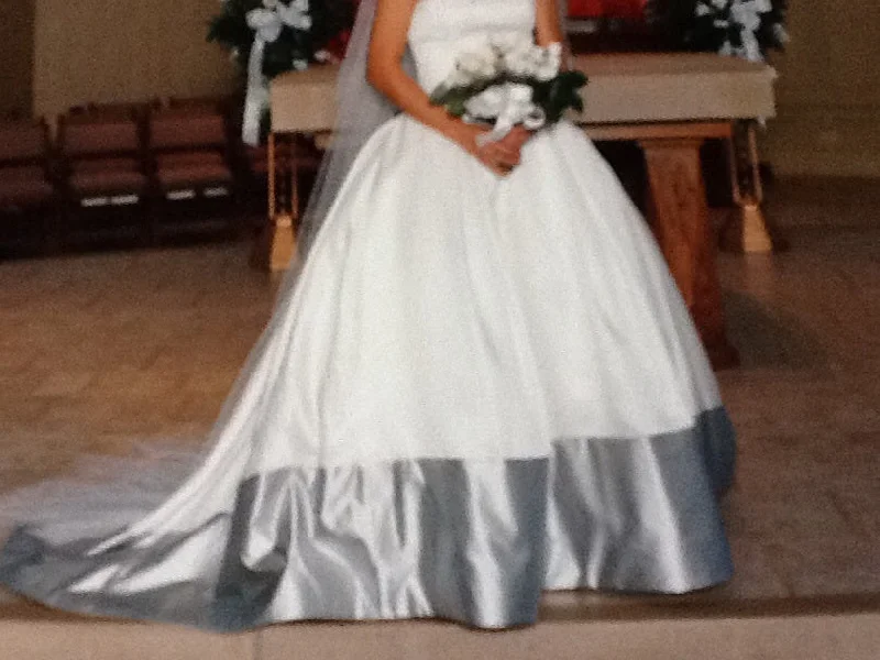 Can't Be Beat Vera Wang Ivory ball gown
